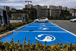 KÂĞITHANE’DE OTOPARKLARA ELEKTRİKLİ ARAÇ ŞARJ ÜNİTELERİ KURULUYOR